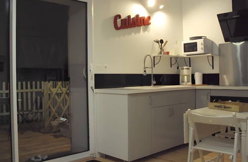 Sarrians Cottage | Cottage 'Gîte Chez Augustine' with Wi-Fi and Air Conditioning