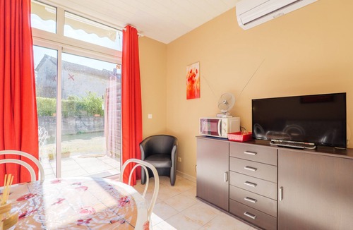 Pradons Cottage | Cottage 'Gîte Coquelicot' with Shared Pool, Wi-Fi and Air Conditioning