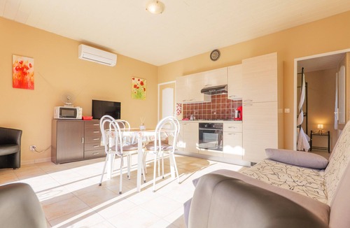 Pradons Cottage | Cottage 'Gîte Coquelicot' with Shared Pool, Wi-Fi and Air Conditioning