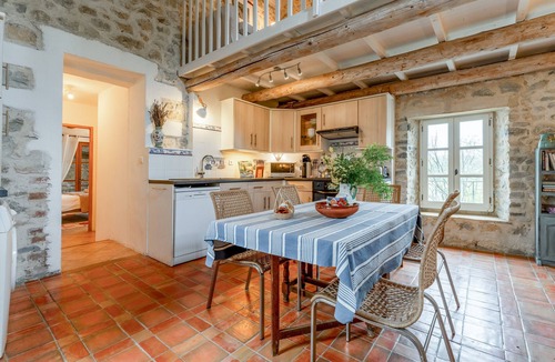 Lussan Cottage | Cottage 'Gite Pour 4 À 6 Personne' with Shared Pool, Shared Terrace and Wi-Fi
