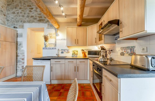 Lussan Cottage | Cottage 'Gite Pour 4 À 6 Personne' with Shared Pool, Shared Terrace and Wi-Fi