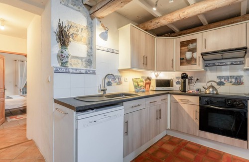 Lussan Cottage | Cottage 'Gite Pour 4 À 6 Personne' with Shared Pool, Shared Terrace and Wi-Fi