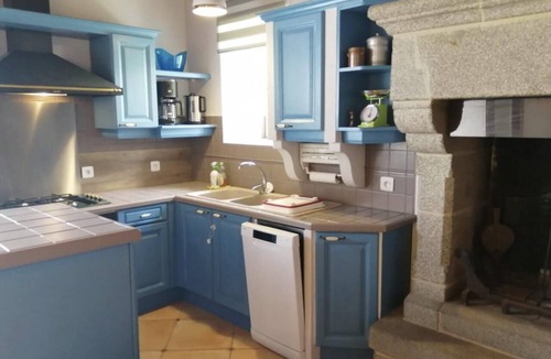 Lanhelin House | Cottage 'Gîte Proche St Malo - Cancale' with Shared Garden and Wi-Fi