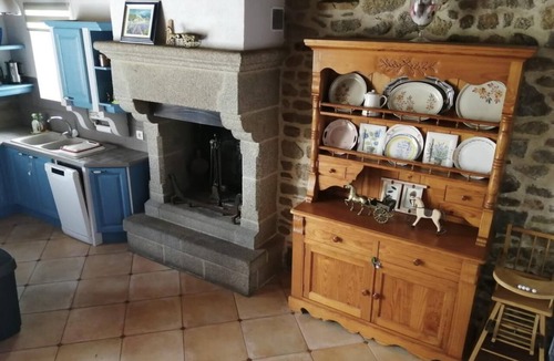 Lanhelin House | Cottage 'Gîte Proche St Malo - Cancale' with Shared Garden and Wi-Fi