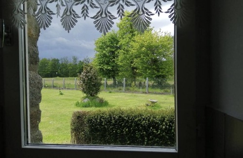 Lanhelin House | Cottage 'Gîte Proche St Malo - Cancale' with Shared Garden and Wi-Fi