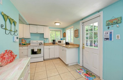 Bradenton Beach House | Cottage Haven-one Minute Walk To The Beach-private Yards-keyless Locks