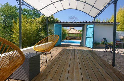 Vic-Fezensac Apartment | cottage in a green setting
