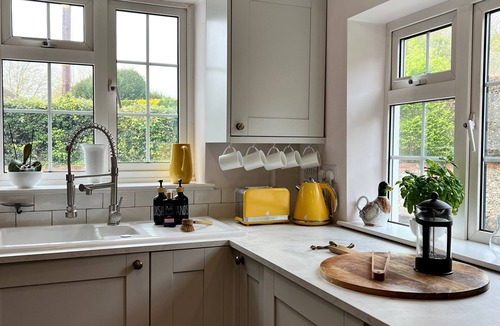 Oakley House | Cottage in Basingstoke