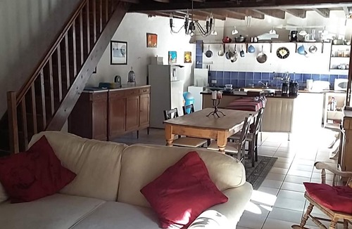 Bazoges-en-Pareds Cottage | Cottage In Delightful Vendee Medieval Village with heated swimming pool