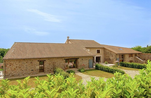 Roussines Cottage | Cottage in Dordogne with Accessible Terrace