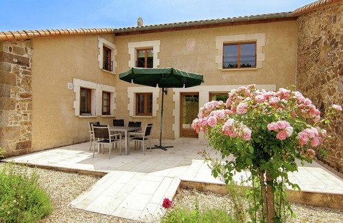 Roussines Cottage | Cottage in Dordogne with Accessible Terrace