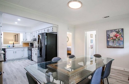 Richmond Hill House | Cottage in Richmond Hill, Pet Friendly with King Bed