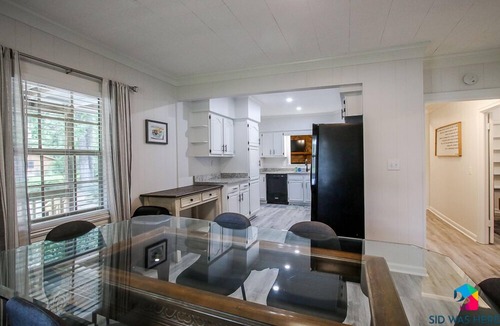 Richmond Hill House | Cottage in Richmond Hill, Pet Friendly with King Bed