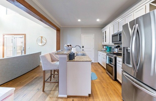 Shady Acres House | Cottage In The Heights!