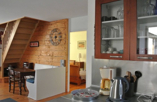 Saint-Derrien House | Cottage in the property of a mansion near the sea