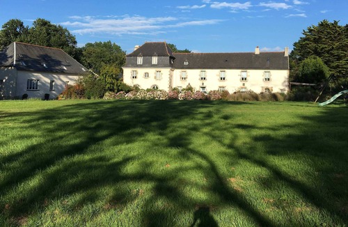 Saint-Derrien House | Cottage in the property of a mansion near the sea