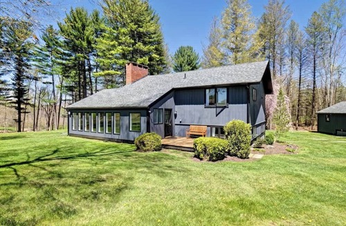Lakeville House | Cottage in the woods