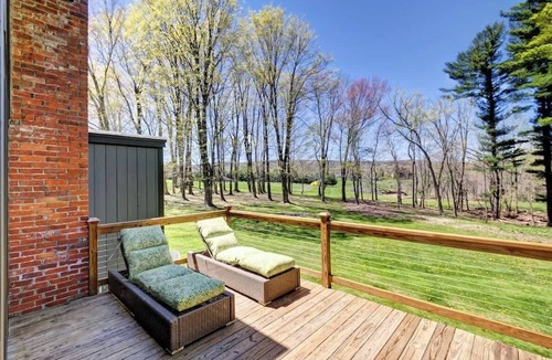 Lakeville House | Cottage in the woods