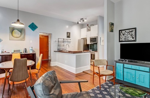 Thomas Square Cottage | Cottage in Thomas Square, Heated Pool Access