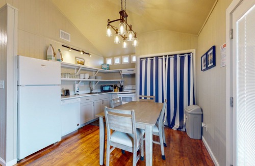 Shibui Sands House | Cottage in Town, Pet Friendly