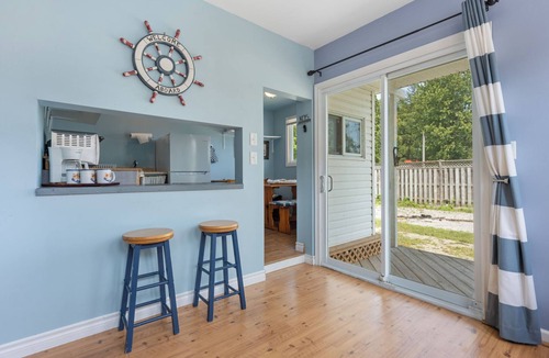 Turkey Point Cottage | Cottage in Turkey Point - beachfront (FREE PONTOON/SEADOO RENTAL INCLUDED)