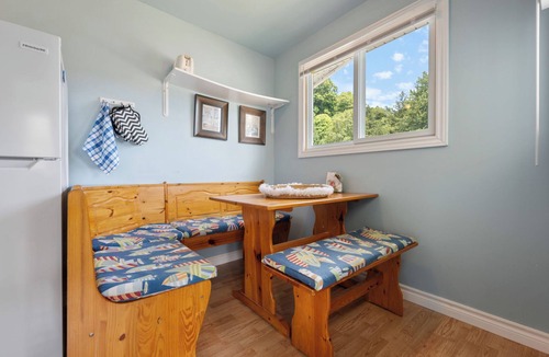 Turkey Point Cottage | Cottage in Turkey Point - beachfront (FREE PONTOON/SEADOO RENTAL INCLUDED)