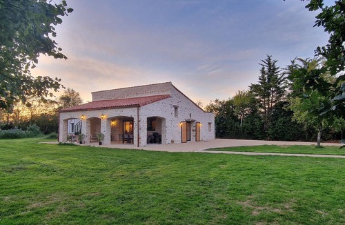 Les Pineaux Cottage | Cottage in Vendée with Spa and Terrace