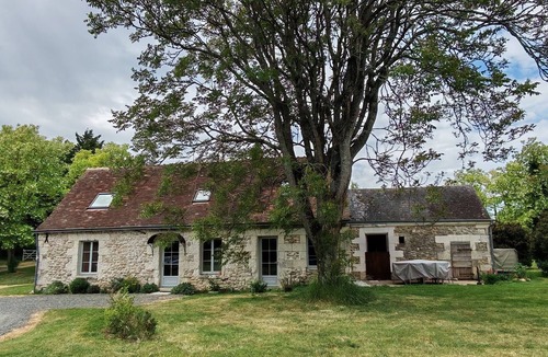 Chedigny House | Cottage “Ishi To Ki” with Shared Pool, Private Terrace, and Wi-Fi