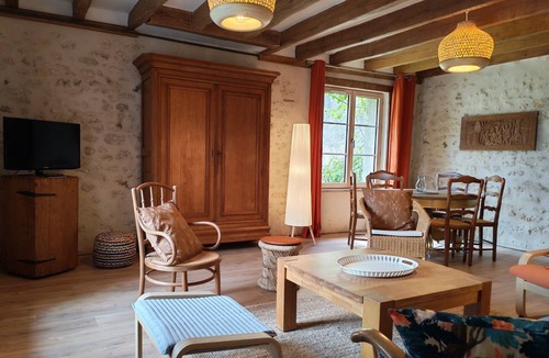 Chedigny House | Cottage “Ishi To Ki” with Shared Pool, Private Terrace, and Wi-Fi