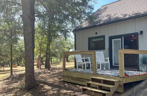 Hearne Cottage | Cottage just 30 minutes from Texas A&M, 15 minutes from Premiere baseball field