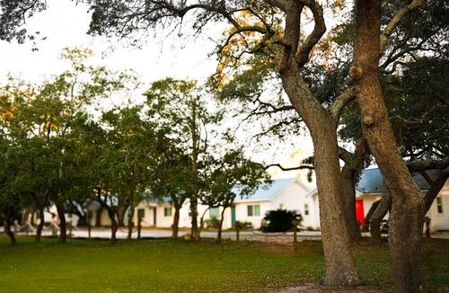 Navarre Cottage | Cottage just steps from the water!