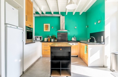 Joue-sur-Erdre House | Cottage 'L'erdre Au Moulin' with Private Terrace, Shared Garden and Wi-Fi