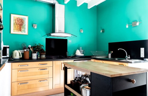 Joue-sur-Erdre House | Cottage 'L'erdre Au Moulin' with Private Terrace, Shared Garden and Wi-Fi