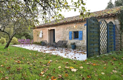 Pech-Luna House | Cottage 'La Maison D'amis Du Chateau' with Shared Pool, Wi-Fi and Air Conditioning