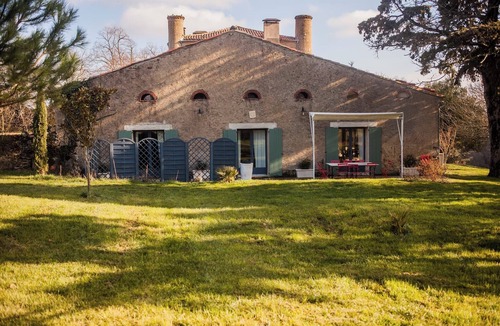Pech-Luna House | Cottage 'La Maison De Famille Du Chateau' with Shared Pool, Wi-Fi and Air Conditioning