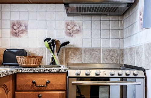 Chenou House | Cottage 'Le Rosier' with Shared Garden and Wifi