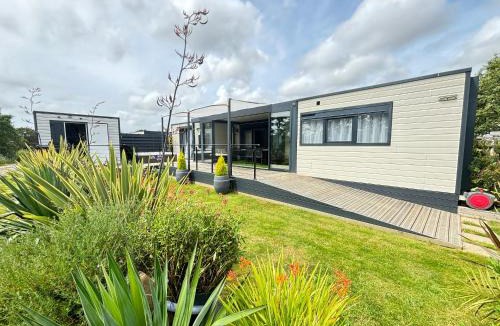 Sainte-Foy Ski Chalet | Cottage Luxe 3 Chambres, Jacuzzi, Piscine et Parking à 12 km des Sables d'Olonne - FR-1-197-608