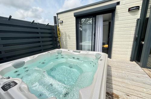 Sainte-Foy Ski Chalet | Cottage Luxe 3 Chambres, Jacuzzi, Piscine et Parking à 12 km des Sables d'Olonne - FR-1-197-608