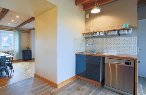 Saint-Michel-en-Greve House | Cottage 'Maison Familiale 12 Pers Proche Mer' with Shared Terrace and Wi-Fi