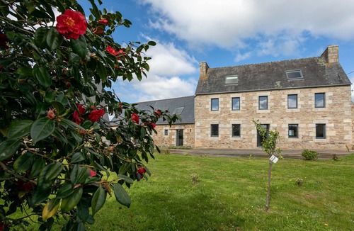 Saint-Michel-en-Greve House | Cottage 'Maison Familiale 12 Pers Proche Mer' with Shared Terrace and Wi-Fi