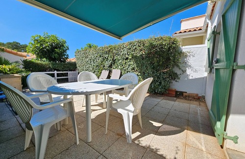 Beauvoir-sur-Mer House | Cottage Near Beach with Pool, Terrace & Pets Allowed