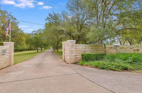 Wood Island Cottage | Cottage Near Lake Austin