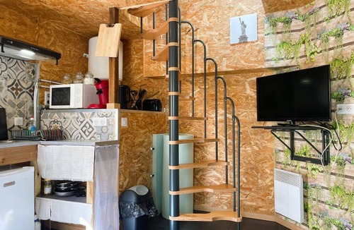 Toury Apartment | Cottage near Paris with private courtyard
