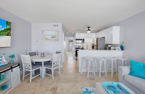Holmes Beach Condo | Cottage Near the Beach with Paddleboards and More! - A Lil' Nauti