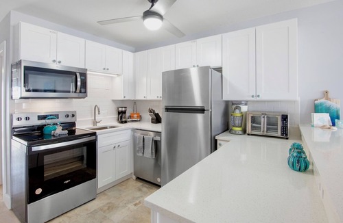 Holmes Beach Condo | Cottage Near the Beach with Paddleboards and More! - A Lil' Nauti