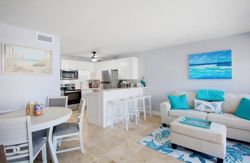 Holmes Beach Condo | Cottage Near the Beach with Paddleboards and More! - A Lil' Nauti