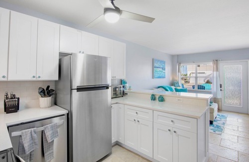 Holmes Beach Condo | Cottage Near the Beach with Paddleboards and More! - A Lil' Nauti