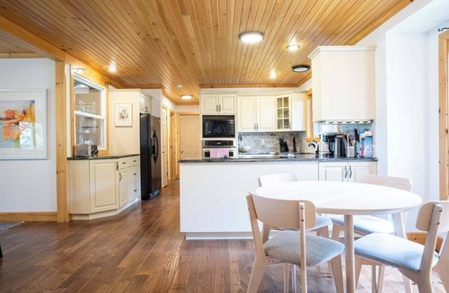 North Kawartha House | Cottage on Chandos Lake w Pool & Hot Tub!