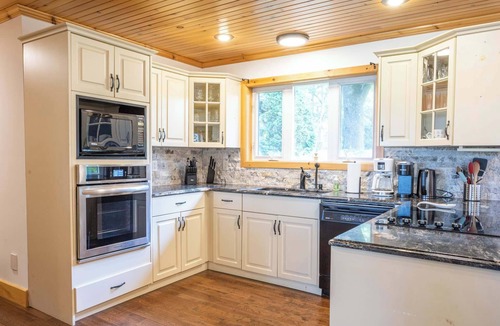 North Kawartha House | Cottage on Chandos Lake w Pool & Hot Tub!