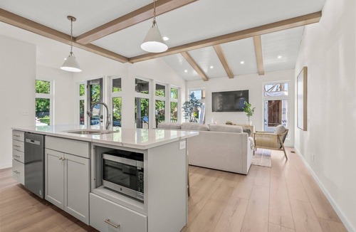 Cedar Falls Cottage | Cottage on Clay - Downtown CF New Construction!